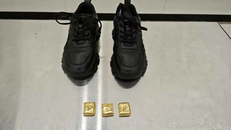 一旅客鞋内藏匿347.5克足金制品 被深圳皇岗海关查获 第3张 一旅客鞋内藏匿347.5克足金制品 被深圳皇岗海关查获 第3张